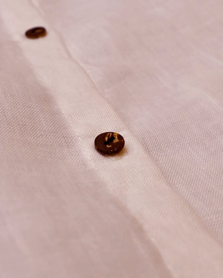 Damen Pyjama kurz für den Sommer 100 % Leinen elegant und gemütlich Kokosknöpfe Kaktusleder Detailaufnahme Kokosknöpfe