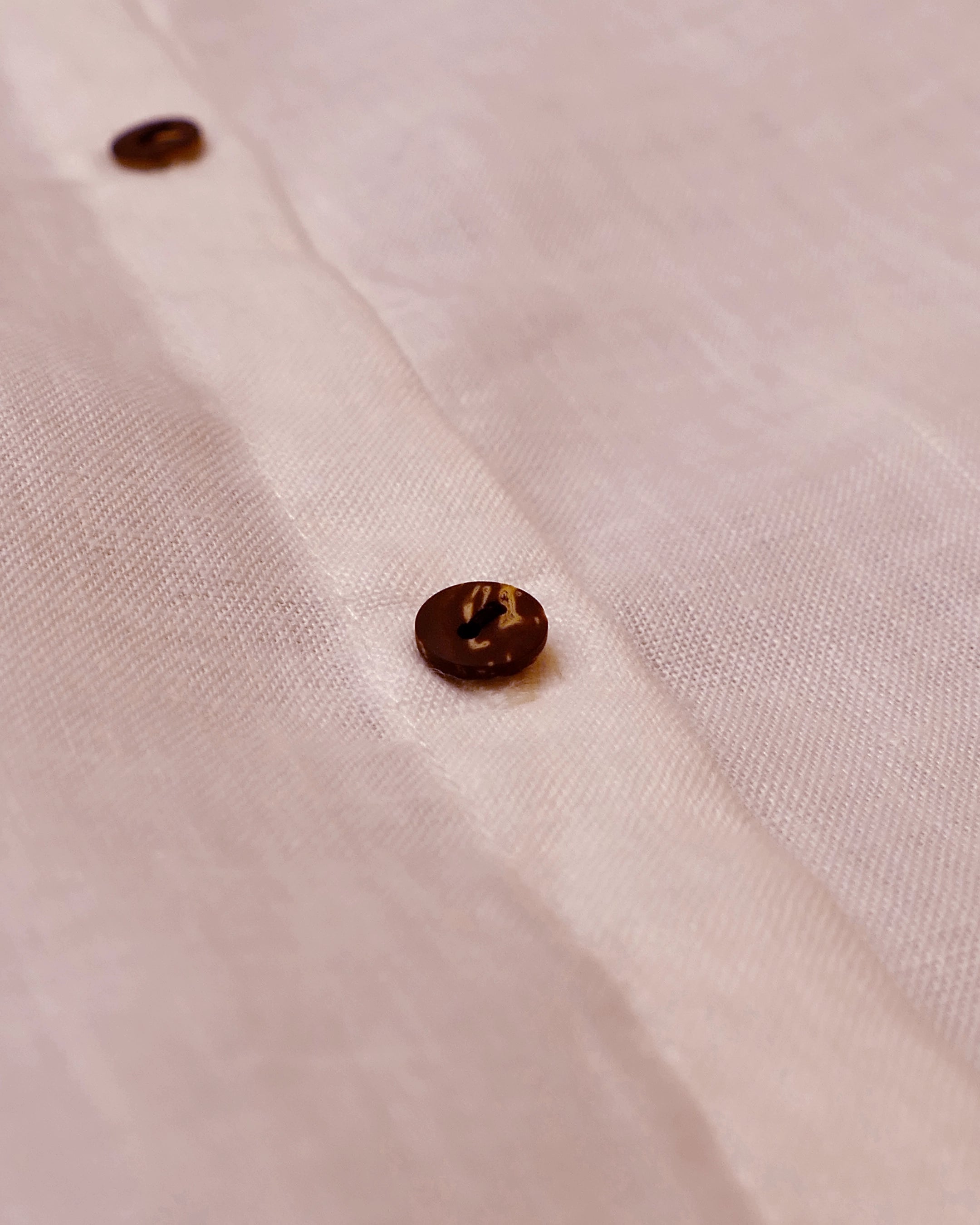 Damen Pyjama kurz für den Sommer 100 % Leinen elegant und gemütlich Kokosknöpfe Kaktusleder Detailaufnahme Kokosknöpfe