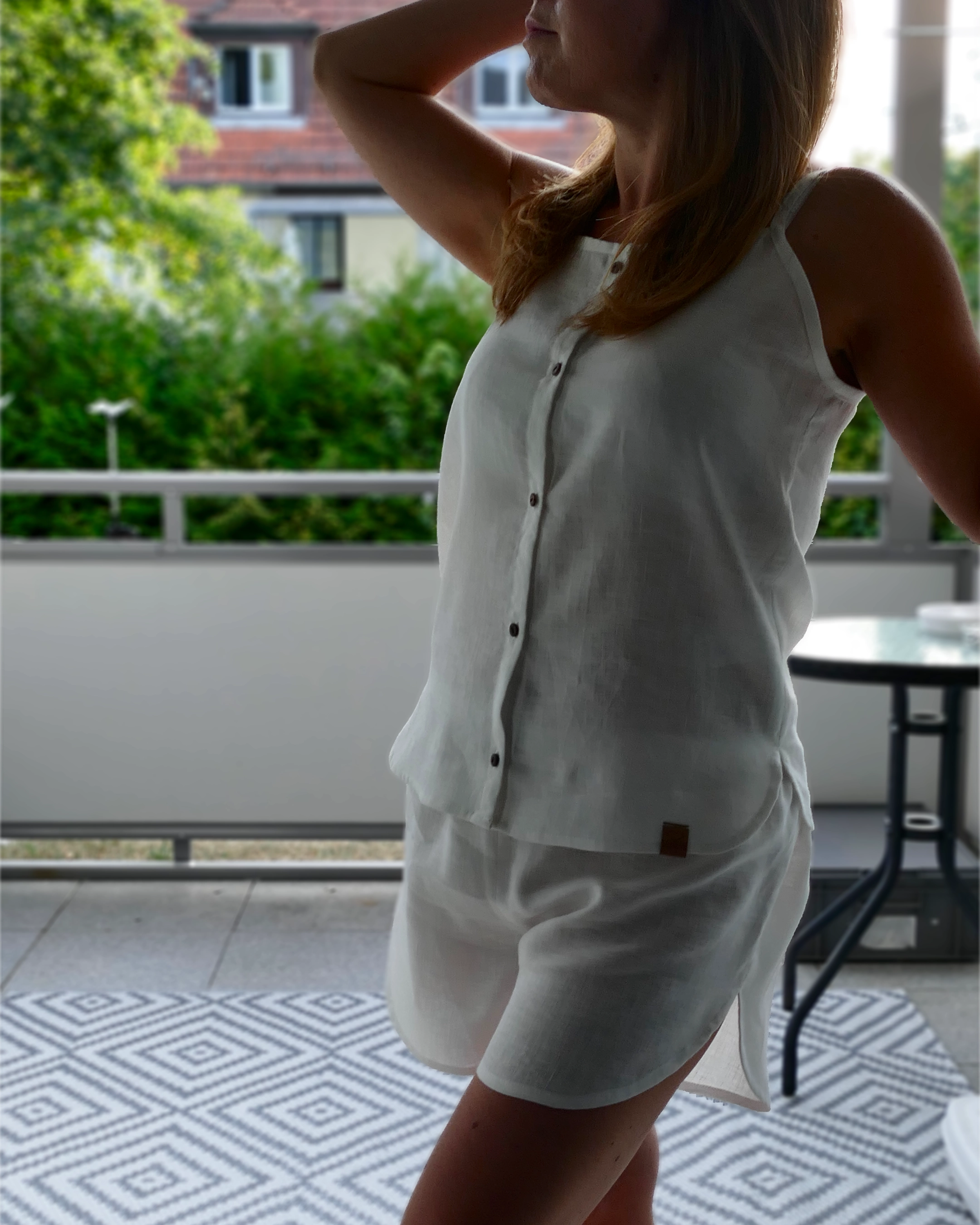 Damen Pyjama kurz für den Sommer 100 % Leinen elegant und gemütlich Kokosknöpfe Kaktusleder von vorne