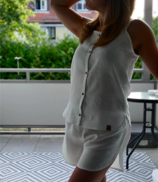 Damen Pyjama kurz für den Sommer 100 % Leinen elegant und gemütlich Kokosknöpfe Kaktusleder von vorne