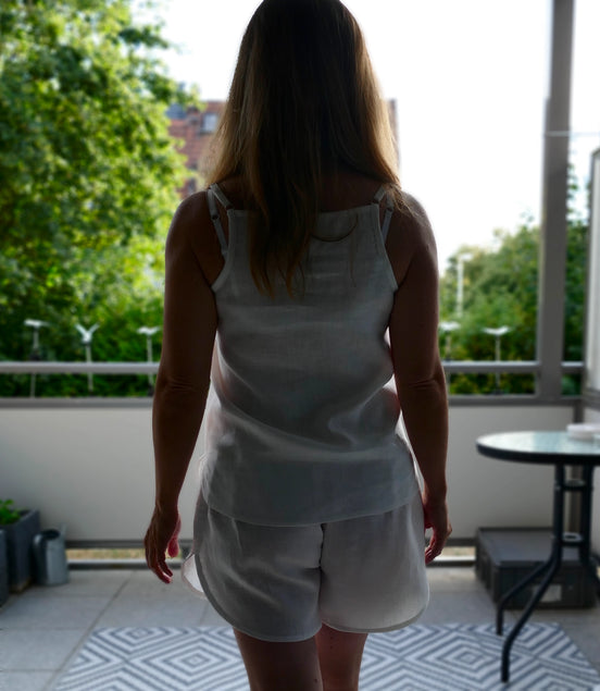 Damen Pyjama kurz für den Sommer 100 % Leinen elegant und gemütlich Kokosknöpfe Kaktusleder von hinten
