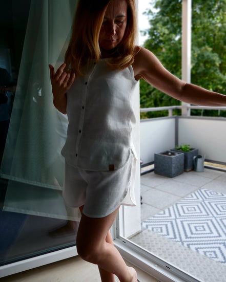 Damen Pyjama kurz für den Sommer 100 % Leinen elegant und gemütlich Kokosknöpfe Kaktusleder seitlich vorne von Seite 