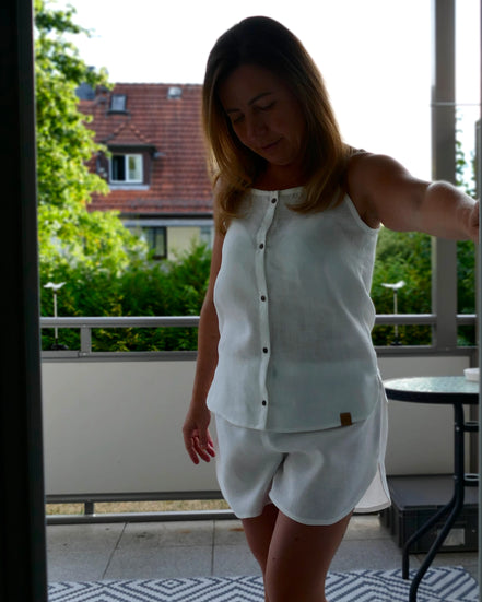Damen Pyjama kurz für den Sommer 100 % Leinen elegant und gemütlich Kokosknöpfe Kaktusleder von vorne
