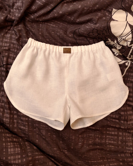 Damen Pyjama kurz für den Sommer 100 % Leinen elegant und gemütlich Kokosknöpfe Kaktusleder nur Shorts flatlay