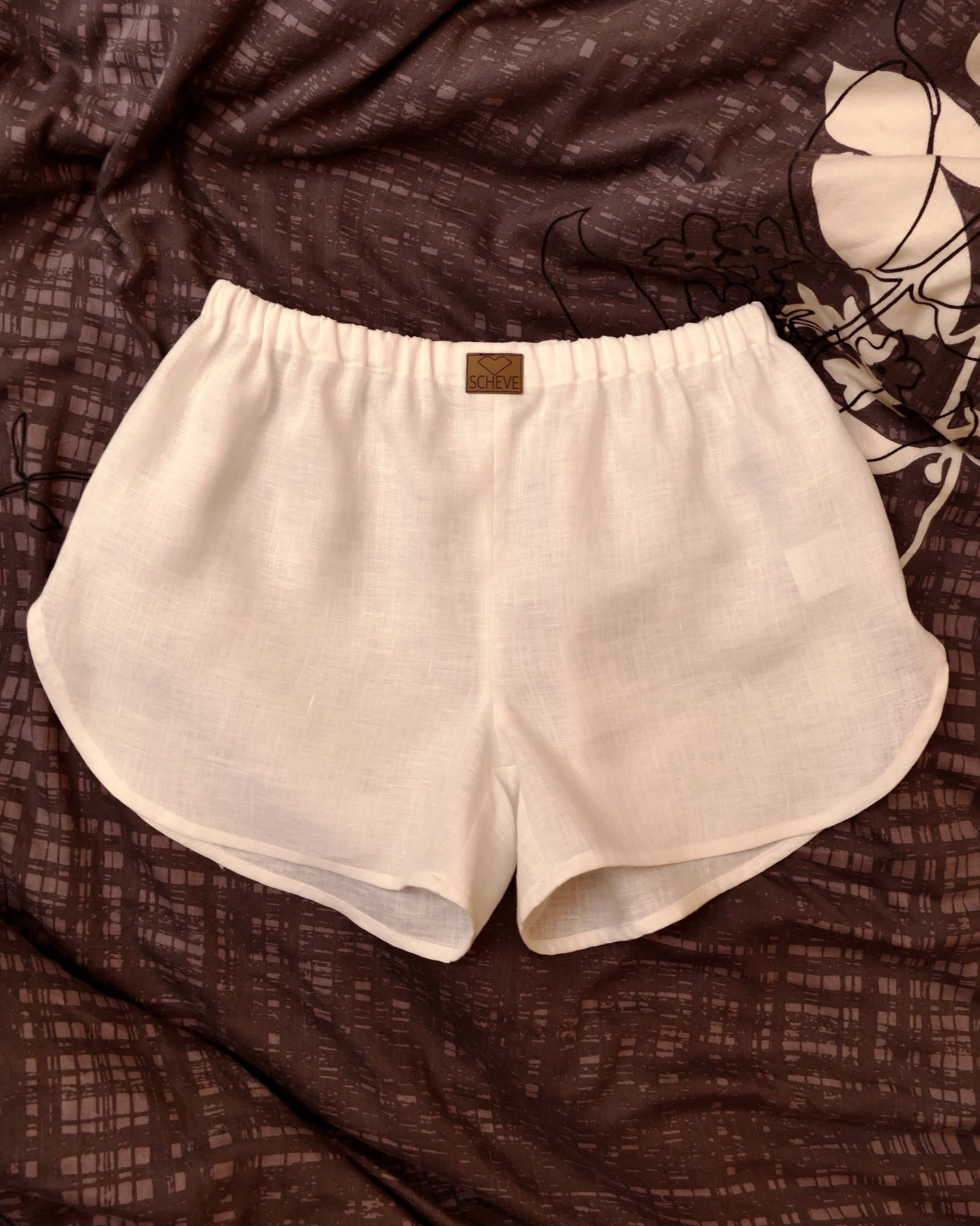 Damen Pyjama kurz für den Sommer 100 % Leinen elegant und gemütlich Kokosknöpfe Kaktusleder nur Shorts flatlay