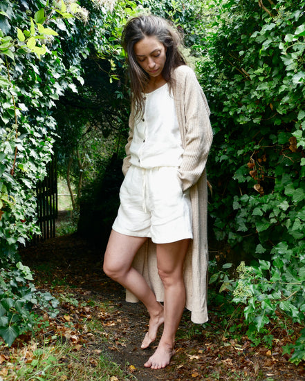 Damen Sommer Outfit 100 % Leinen , Top und Shorts, Kokosknöpfe, handgemacht in Szene mit Mantel