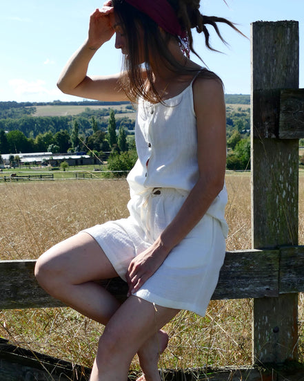 Damen Sommer Outfit 100 % Leinen , Top und Shorts, Kokosknöpfe, handgemacht