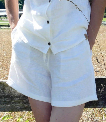 Damen Sommer Outfit 100 % Leinen , Top und Shorts, Kokosknöpfe, handgemacht Detailaufnahme