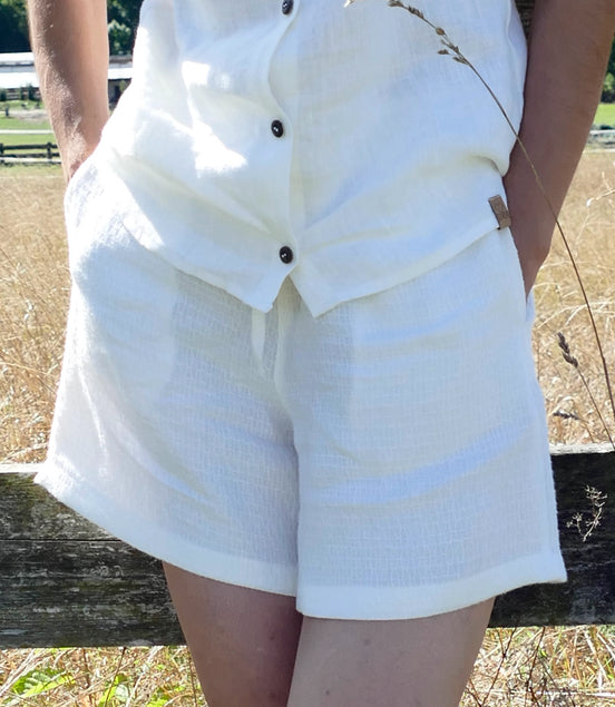 Damen Sommer Outfit 100 % Leinen , Top und Shorts, Kokosknöpfe, handgemacht Detailaufnahme