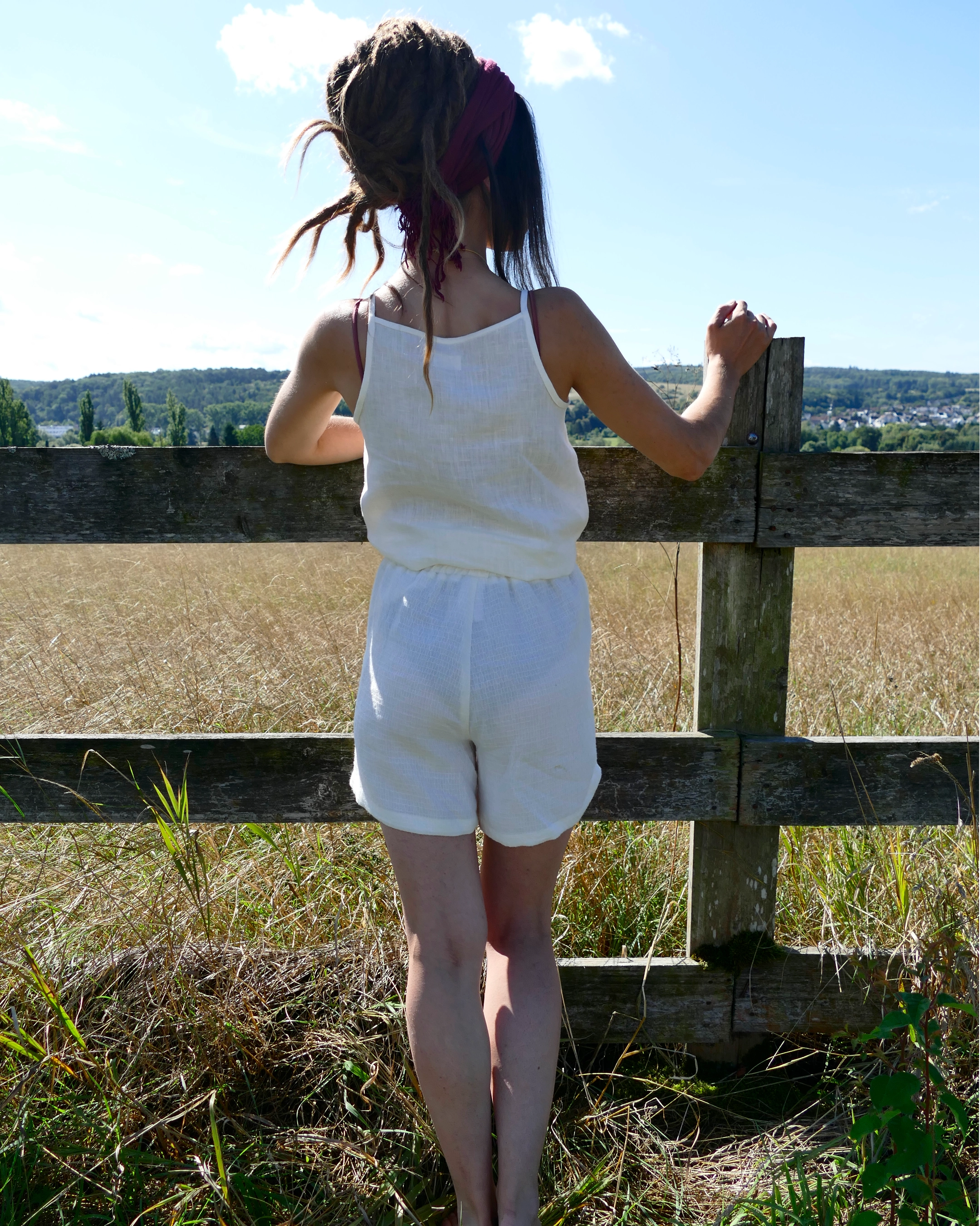 Damen Sommer Outfit 100 % Leinen , Top und Shorts, Kokosknöpfe, handgemacht
