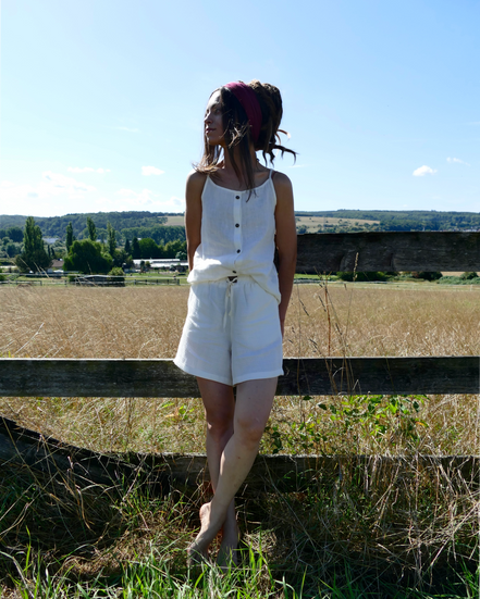 Damen Sommer Outfit 100 % Leinen , Top und Shorts, Kokosknöpfe, handgemacht