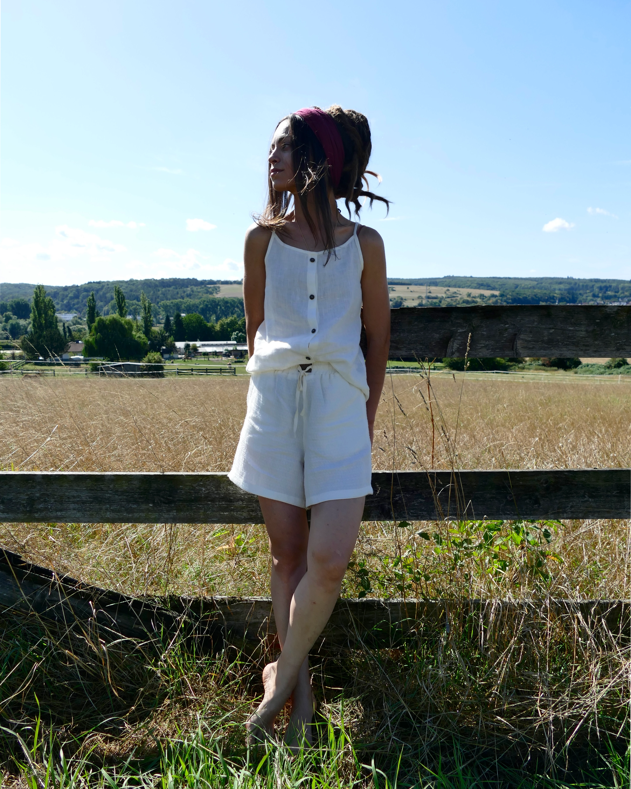 Damen Sommer Outfit 100 % Leinen , Top und Shorts, Kokosknöpfe, handgemacht