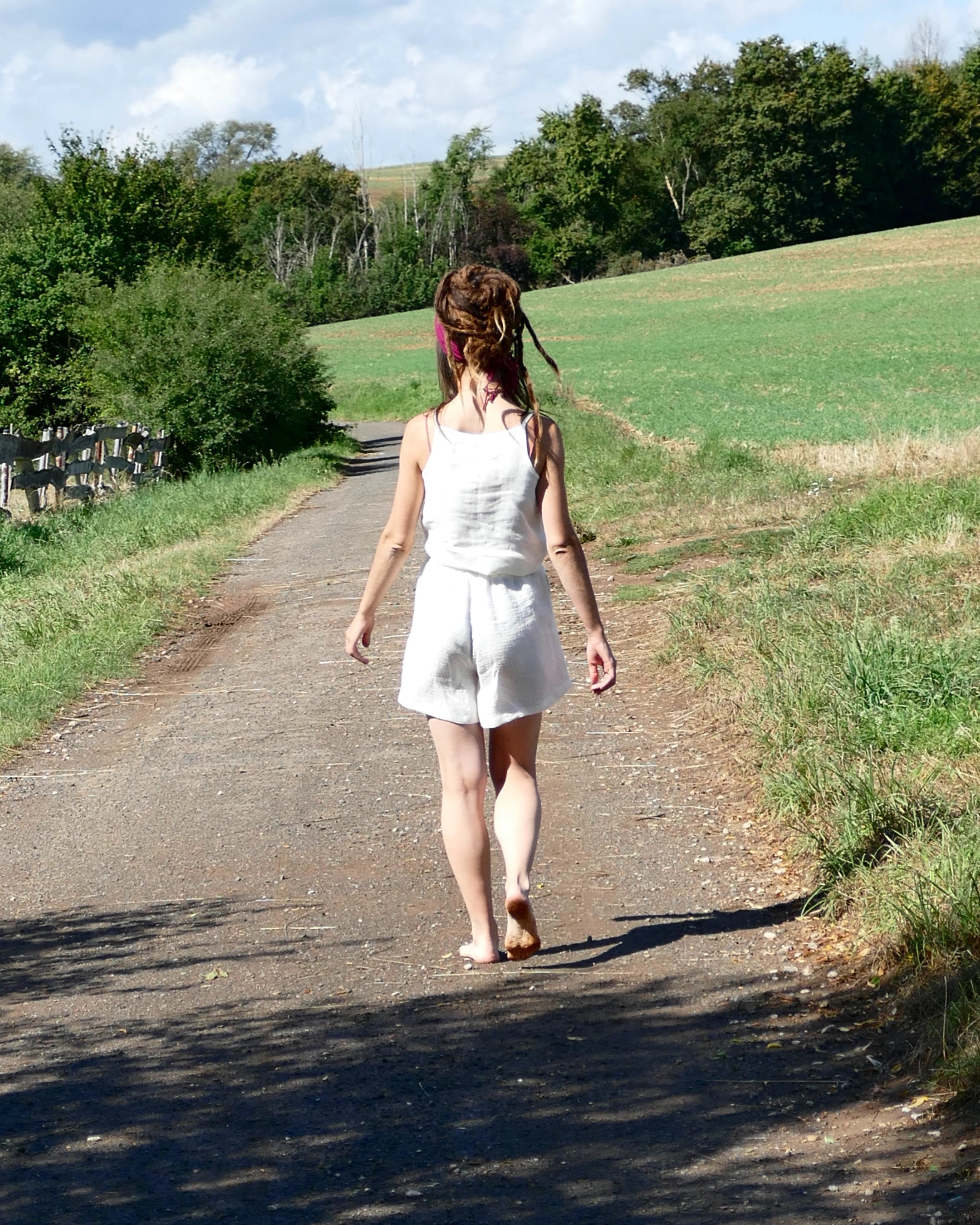 Damen Sommer Outfit 100 % Leinen , Top und Shorts, Kokosknöpfe, handgemacht von hinten