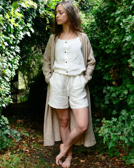 Damen Sommer Outfit 100 % Leinen , Top und Shorts, Kokosknöpfe, handgemacht