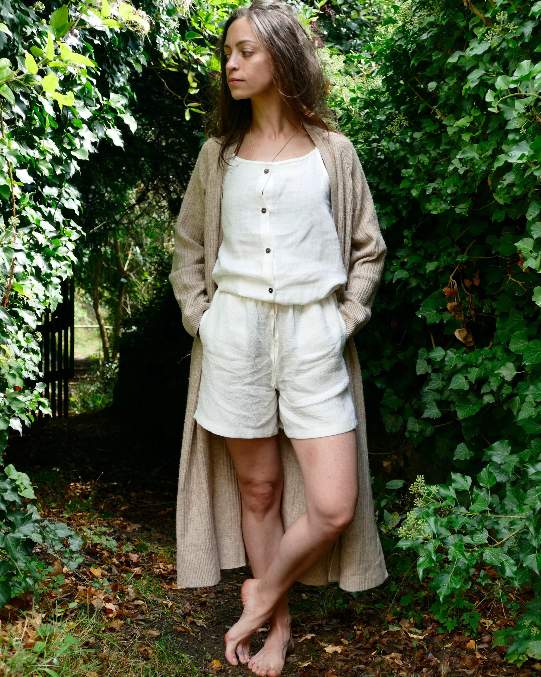 Damen Sommer Outfit 100 % Leinen , Top und Shorts, Kokosknöpfe, handgemacht