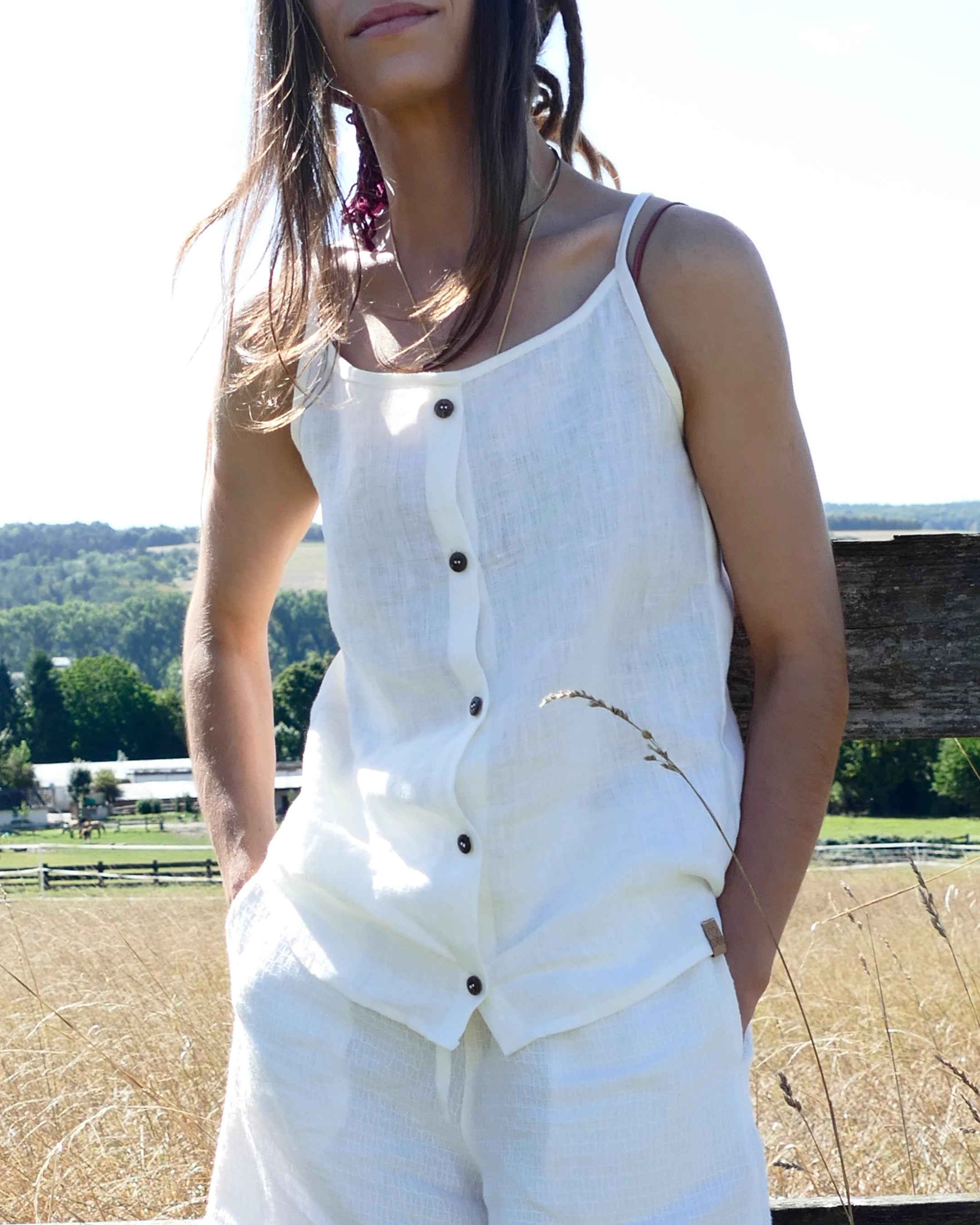 Damen Sommer Outfit 100 % Leinen , Top und Shorts, Kokosknöpfe, handgemacht
