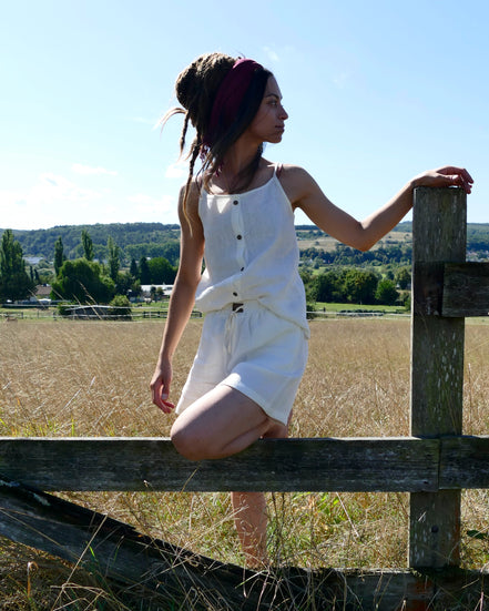 Damen Sommer Outfit 100 % Leinen , Top und Shorts, Kokosknöpfe, handgemacht