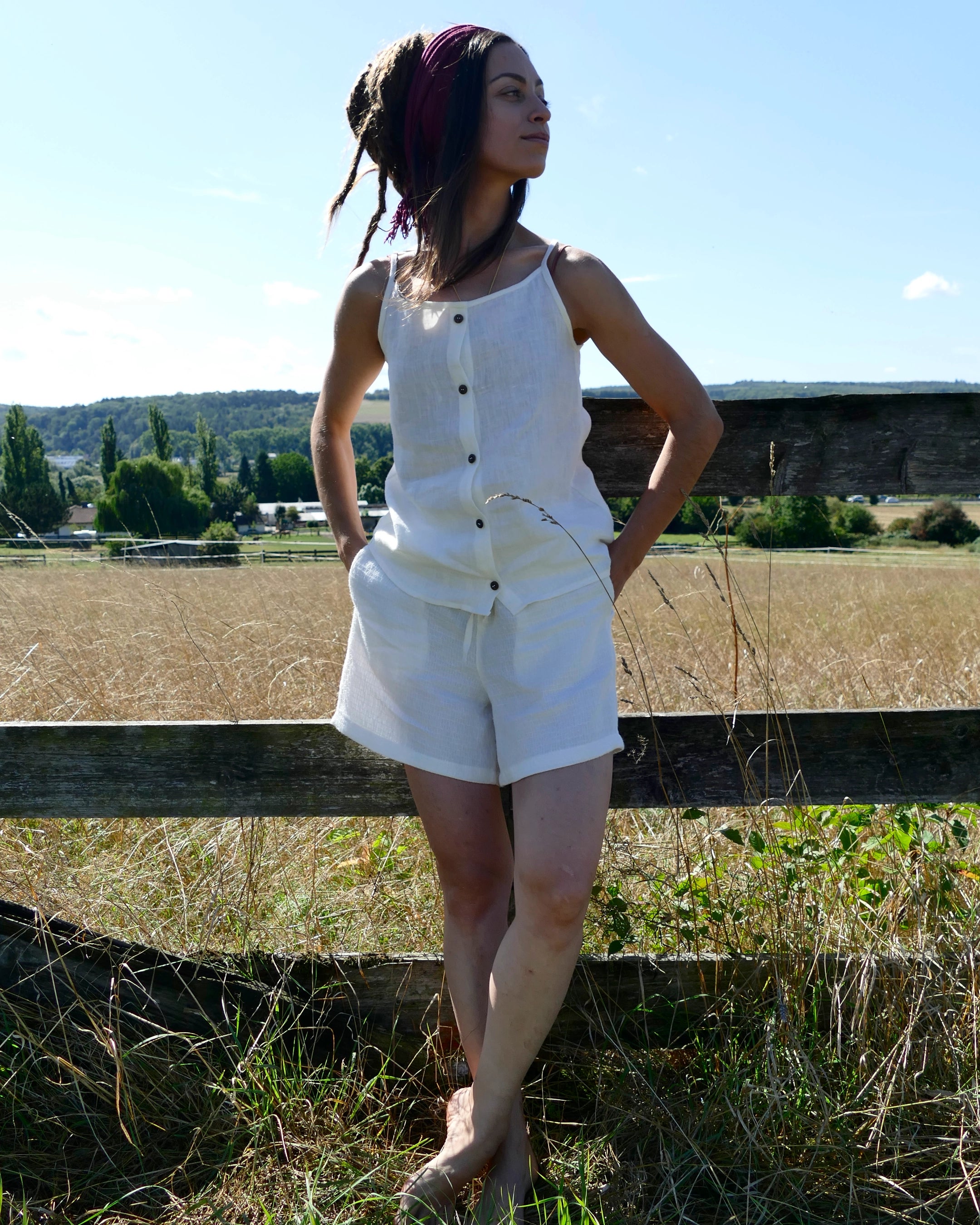 Damen Sommer Outfit 100 % Leinen , Top und Shorts, Kokosknöpfe, handgemacht