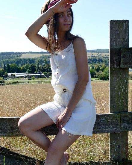 Damen Sommer Outfit 100 % Leinen , Top und Shorts, Kokosknöpfe, handgemacht