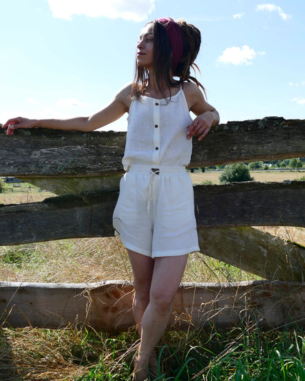 Damen Sommer Outfit 100 % Leinen , Top und Shorts, Kokosknöpfe, handgemacht