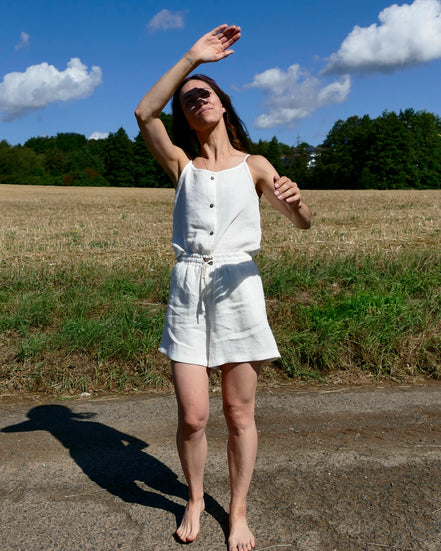 Damen Sommer Outfit 100 % Leinen , Top und Shorts, Kokosknöpfe, handgemacht