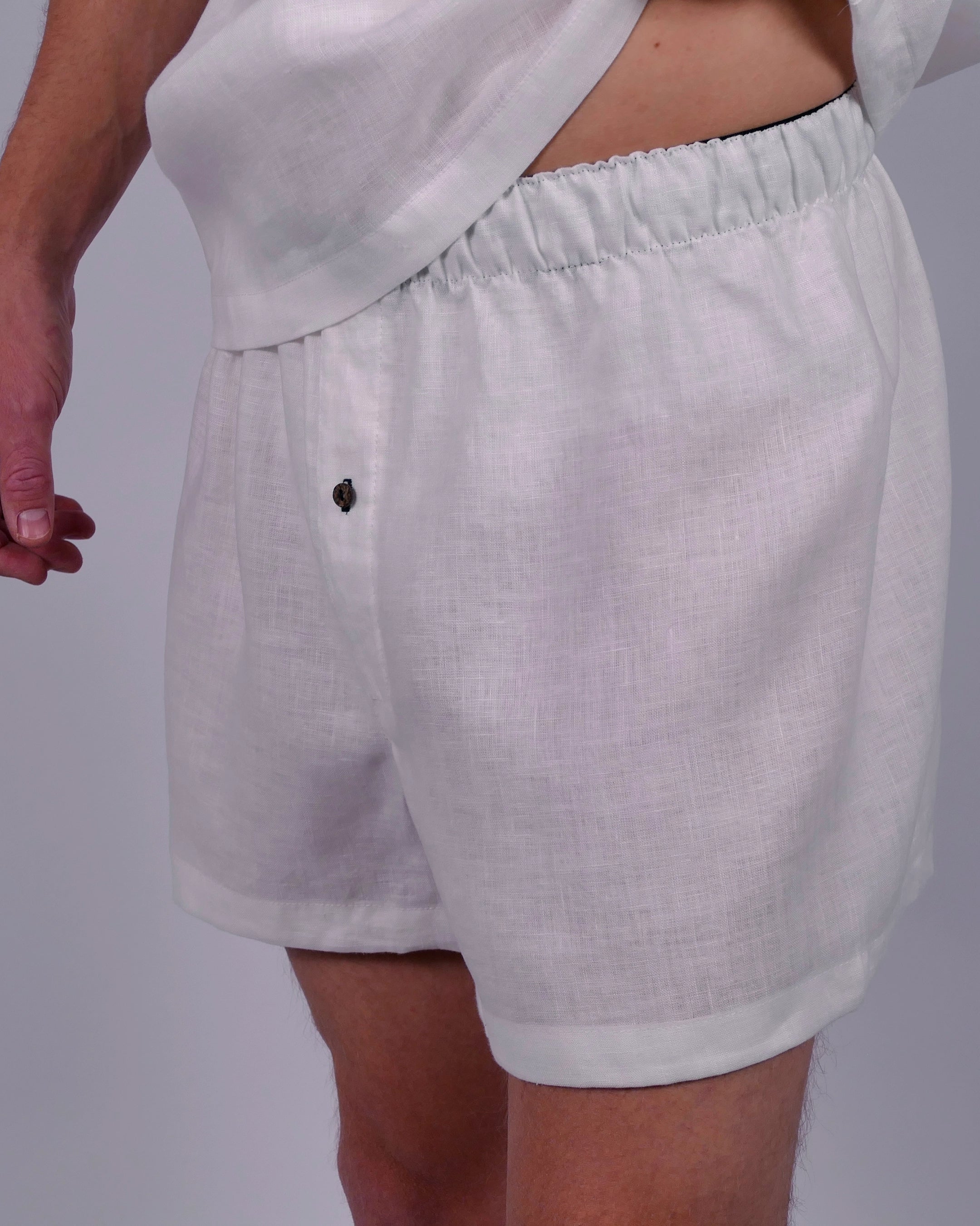 Handgemachter Herren Pyjama kurz aus Leinen weiß Boxershorts nah