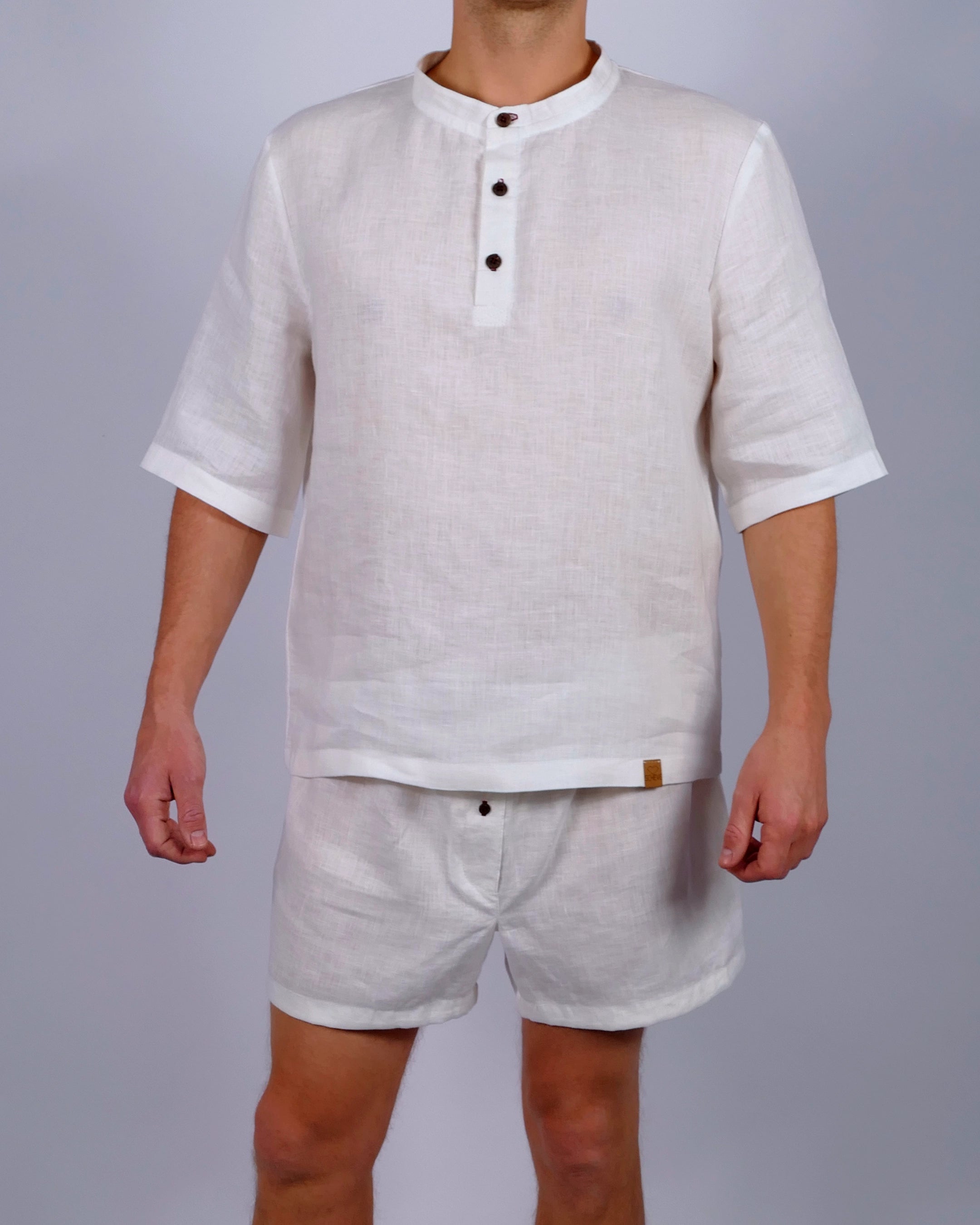 Handgemachtes Herren Poloshirt Pyjamateil kurz aus Leinen weiß Poloshirt mit Stehkragen und Kokosknöpfen