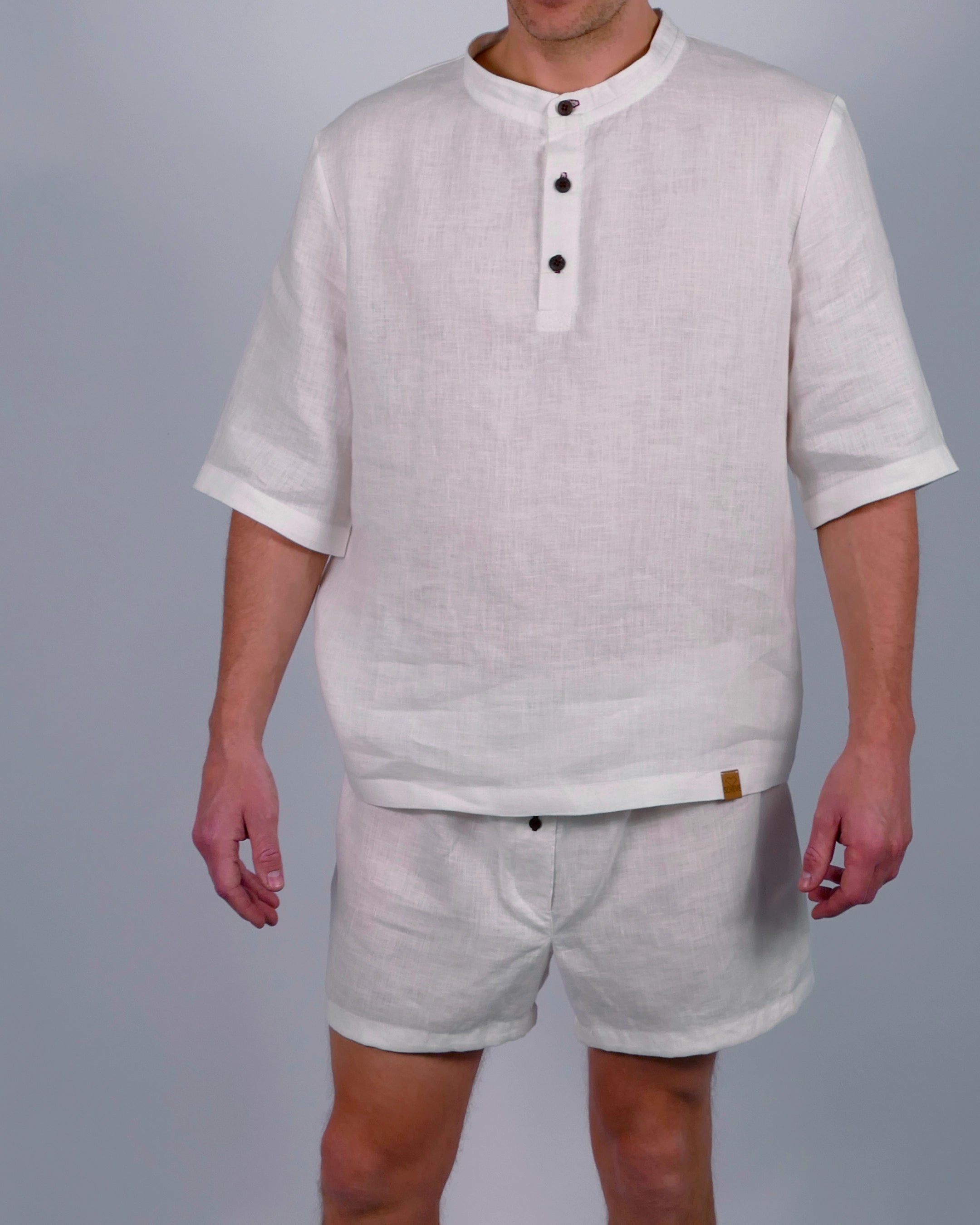 Handgemachter Herren Pyjama kurz aus Leinen weiß Poloshirt mit Stehkragen