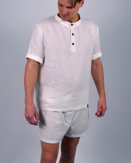 Handgemachter Herren Pyjama aus Naturfasern Leinen in weiß mit Knopflochleiste am Poloshirt
