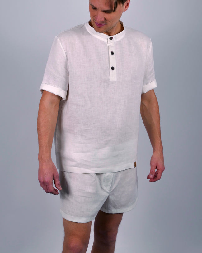 Handgemachter Herren Pyjama aus Naturfasern Leinen in weiß mit Knopflochleiste am Poloshirt