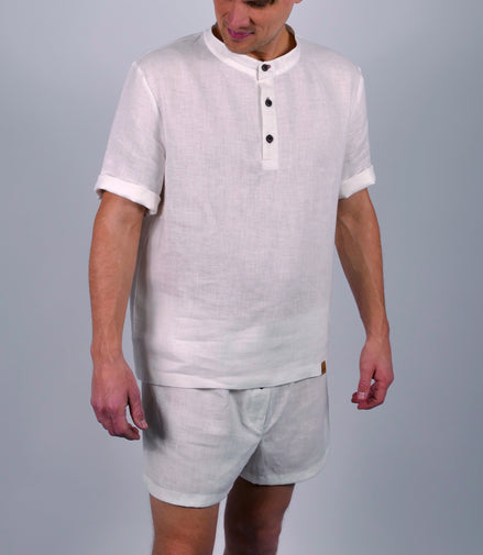 Handgemachter Herren Pyjama aus Naturfasern Leinen in weiß mit Knopflochleiste am Poloshirt