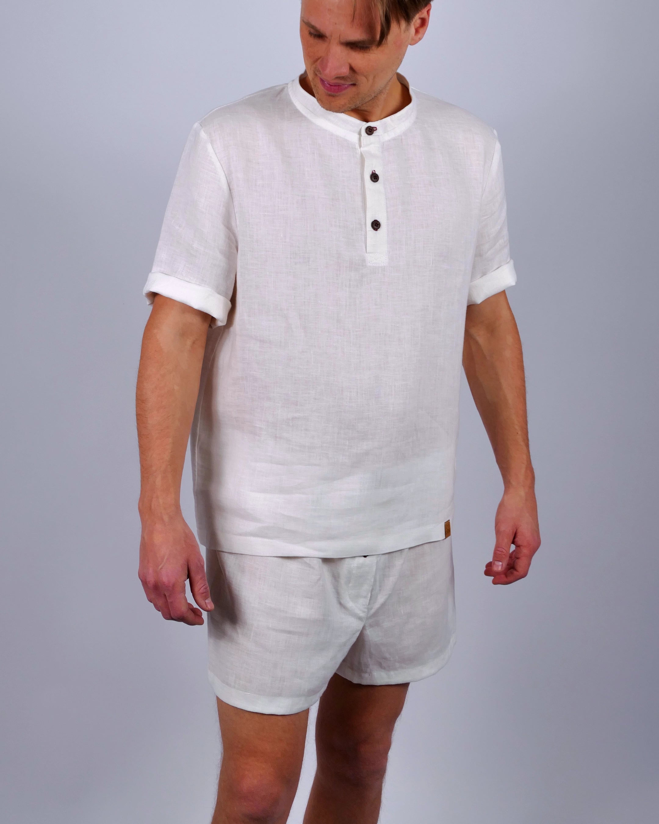 Handgemachter Herren Pyjama aus Naturfasern Leinen in weiß mit Knopflochleiste am Poloshirt