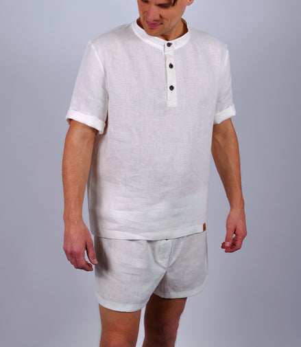 Handgemachter Herren Pyjama aus Naturfasern Leinen in weiß mit Knopflochleiste am Poloshirt
