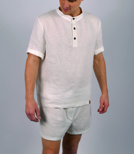 Handgemachter Herren Pyjama aus Naturfasern Leinen in weiß mit Knopflochleiste am Poloshirt