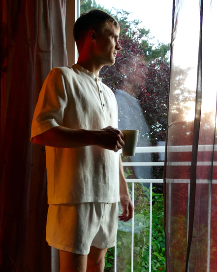 Handgemachter Herren Pyjama kurz aus Leinen weiß Stimmungsbild