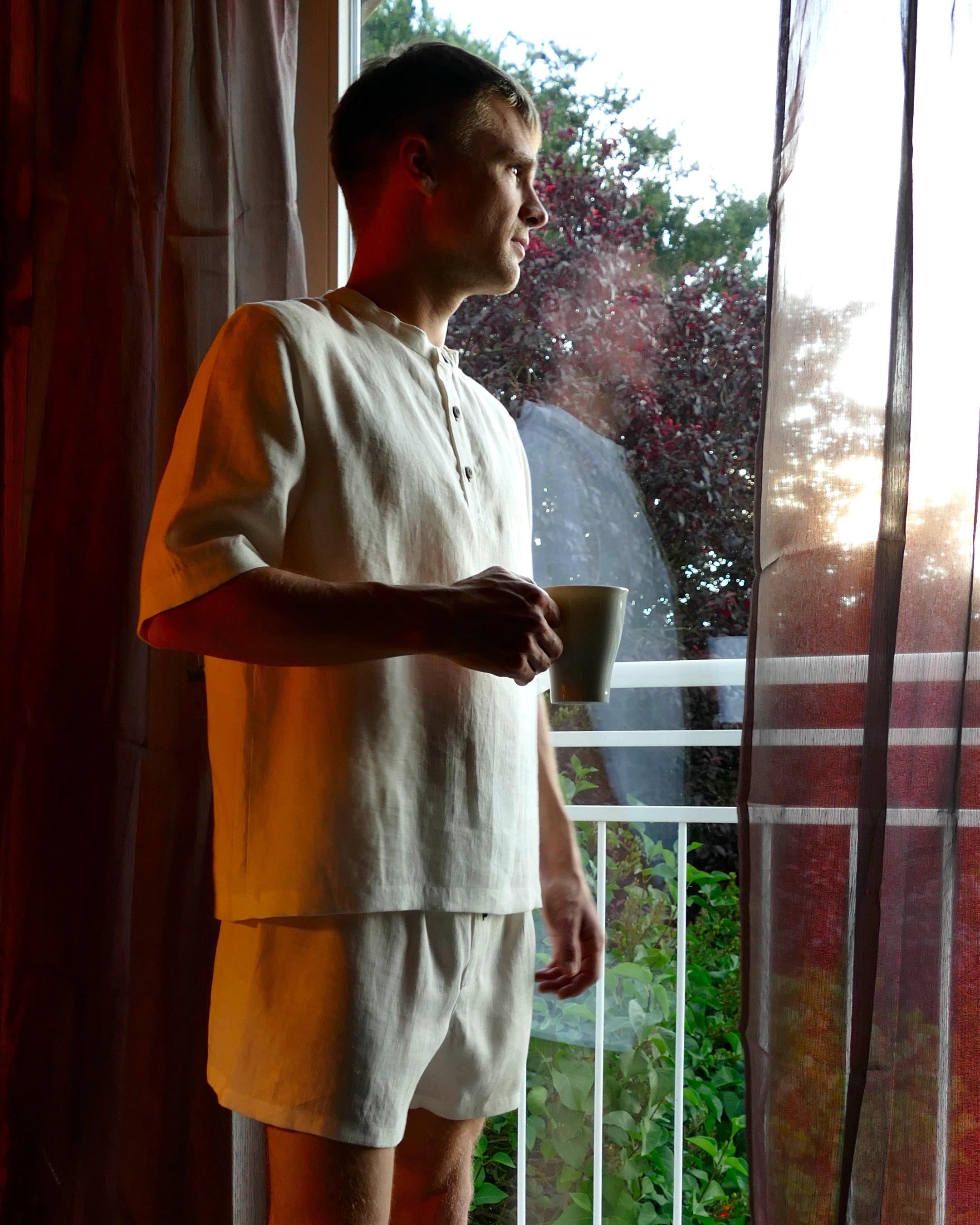 Handgemachter Herren Pyjama kurz aus Leinen weiß Stimmungsbild