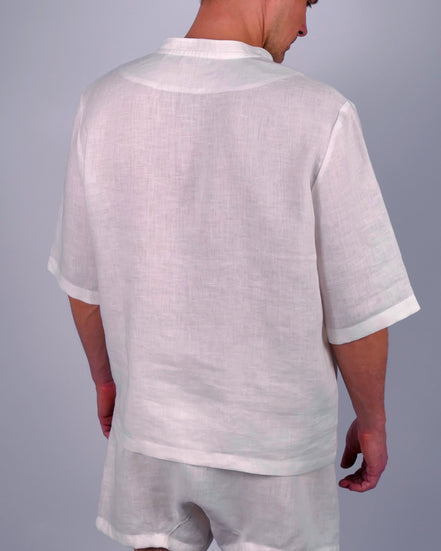 Handgemachter Herren Pyjama kurz aus Leinen weiß Poloshirt mit Stehkragen Rücken