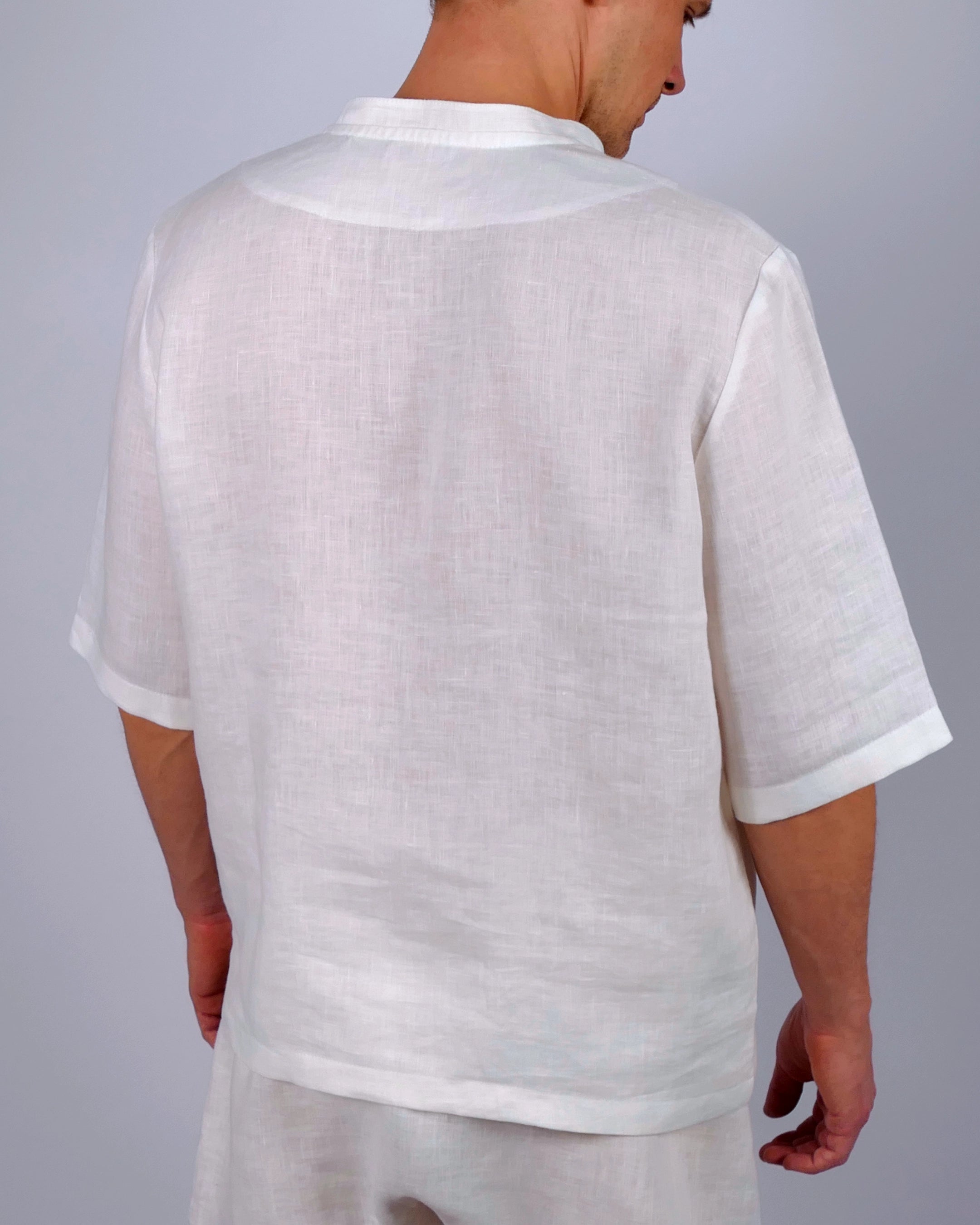 Handgemachtes Herren Poloshirt Pyjamateil kurz aus Leinen weiß Poloshirt mit Stehkragen und Kokosknöpfen