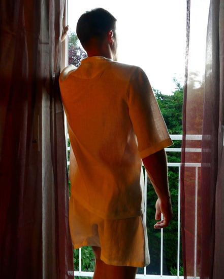 Handgemachter Herren Pyjama kurz aus Leinen weiß Stimmungsbild