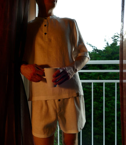 Handgemachter Herren Pyjama kurz aus Leinen weiß Stimmungsbild