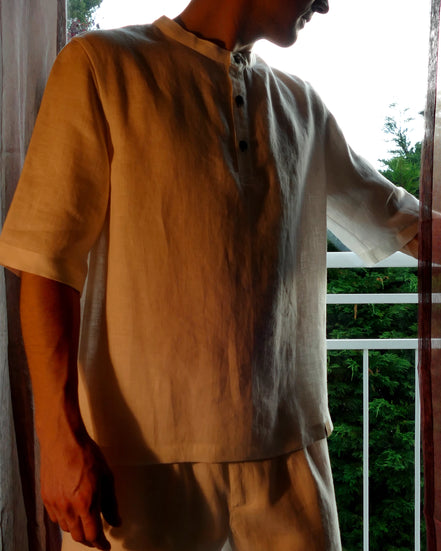 Handgemachtes Herren Poloshirt Pyjamateil kurz aus Leinen weiß Poloshirt mit Stehkragen und Kokosknöpfen