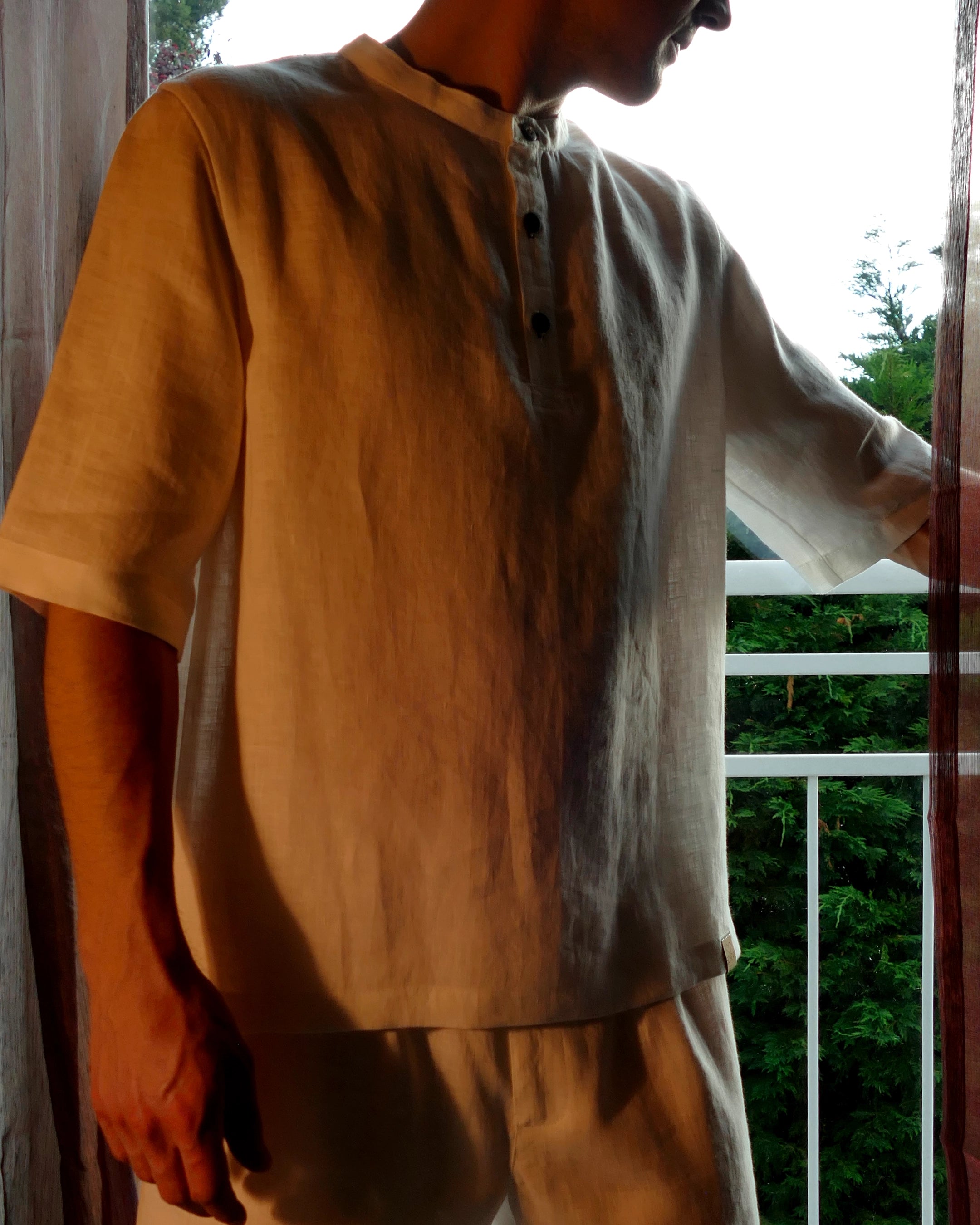 Handgemachtes Herren Poloshirt Pyjamateil kurz aus Leinen weiß Poloshirt mit Stehkragen und Kokosknöpfen