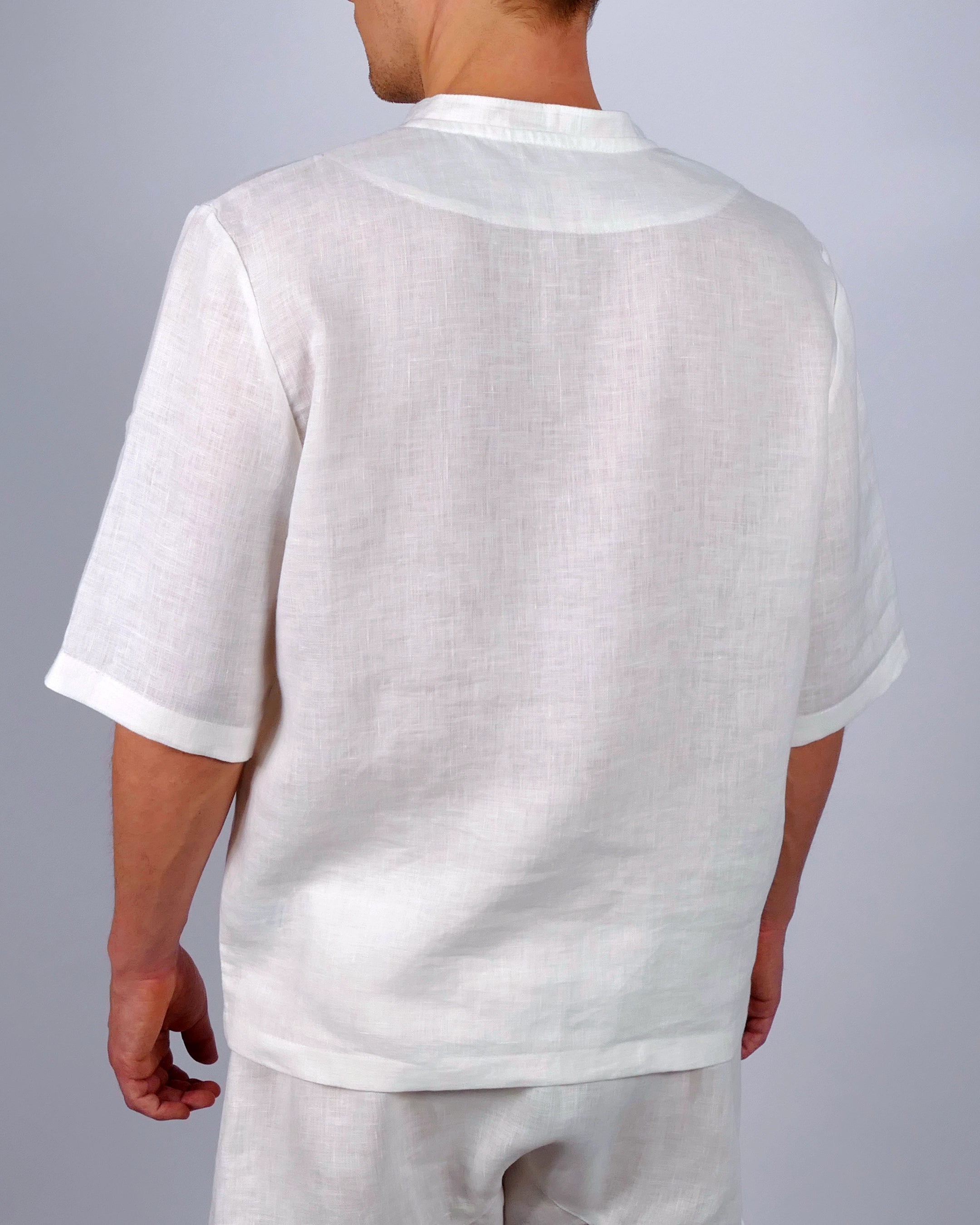Handgemachtes Herren Poloshirt Pyjamateil kurz aus Leinen weiß Poloshirt mit Stehkragen und Kokosknöpfen