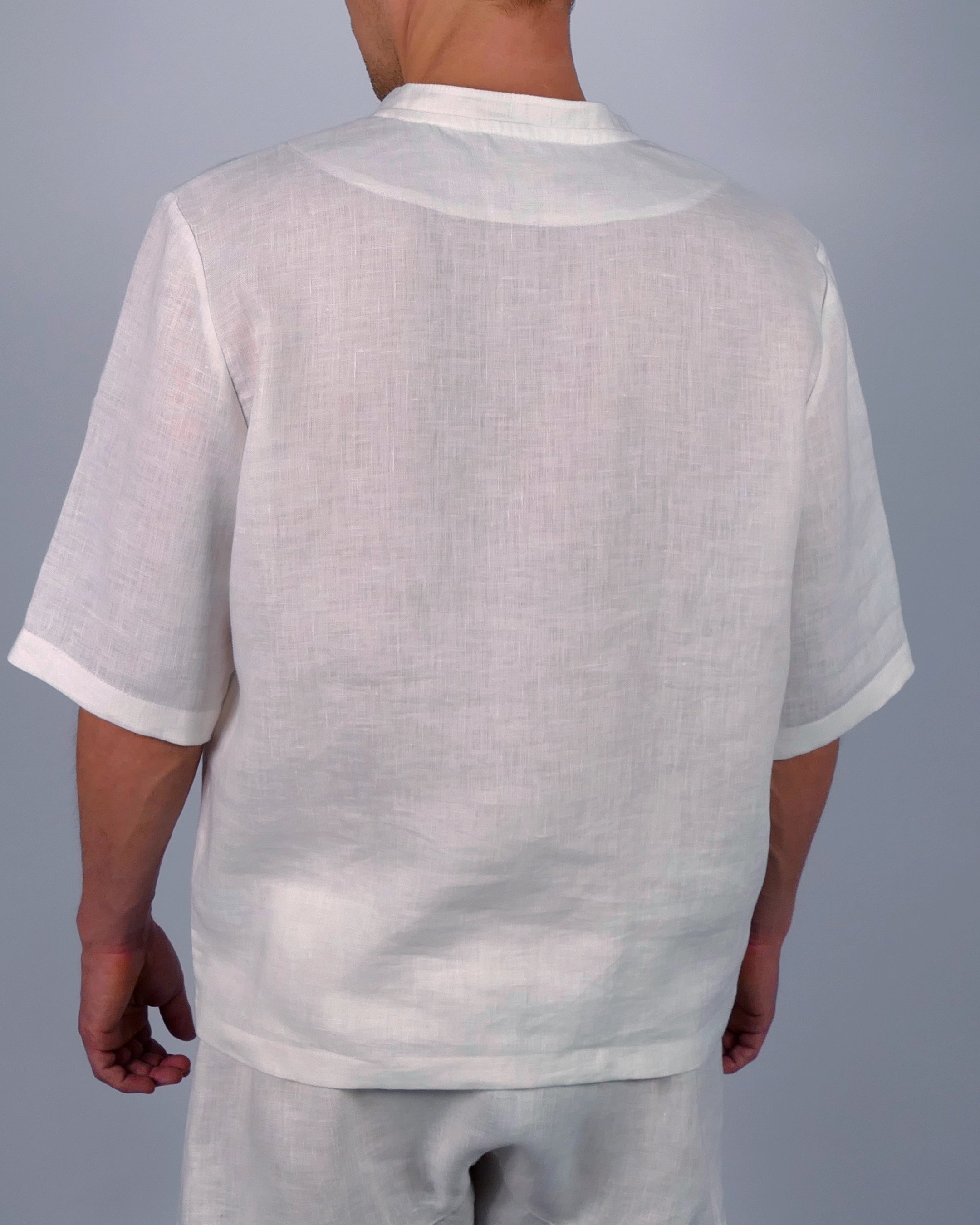 Handgemachter Herren Pyjama kurz aus Leinen weiß Poloshirt mit Stehkragen Rücken