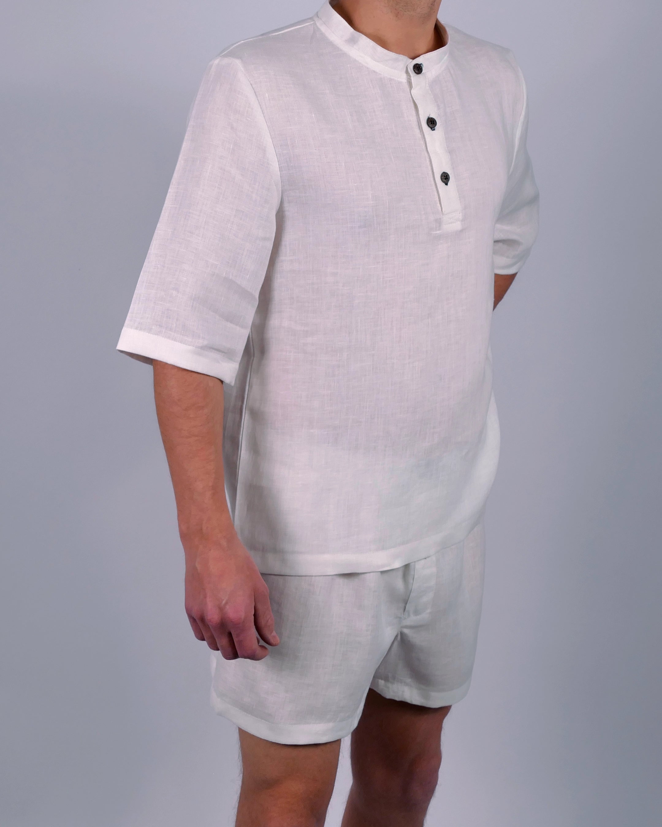 Handgemachter Herren Pyjama kurz aus Leinen weiß Poloshirt mit Stehkragen
