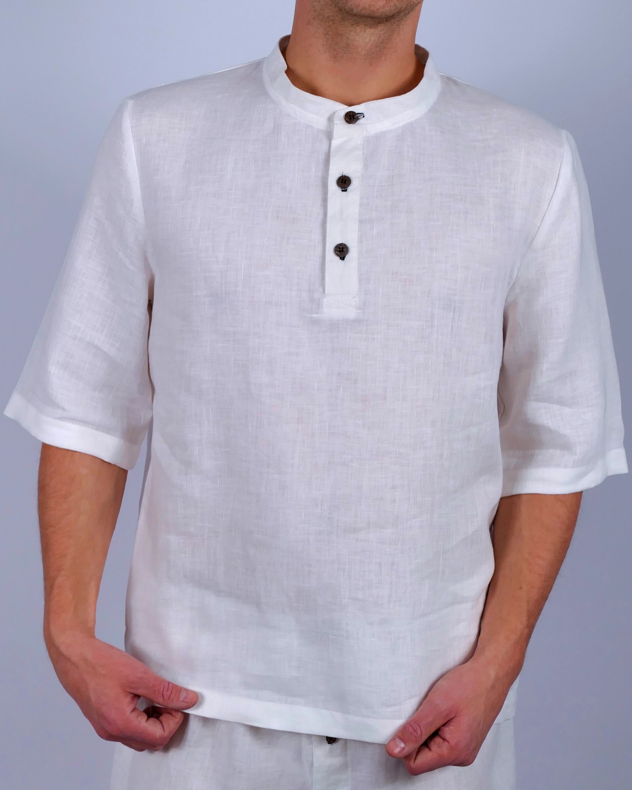 Handgemachtes Herren Poloshirt Pyjamateil kurz aus Leinen weiß Poloshirt mit Stehkragen und Kokosknöpfen