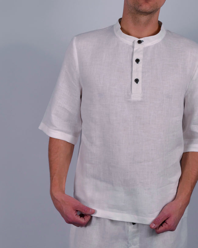Handgemachtes Herren Poloshirt Pyjamateil kurz aus Leinen weiß Poloshirt mit Stehkragen und Kokosknöpfen