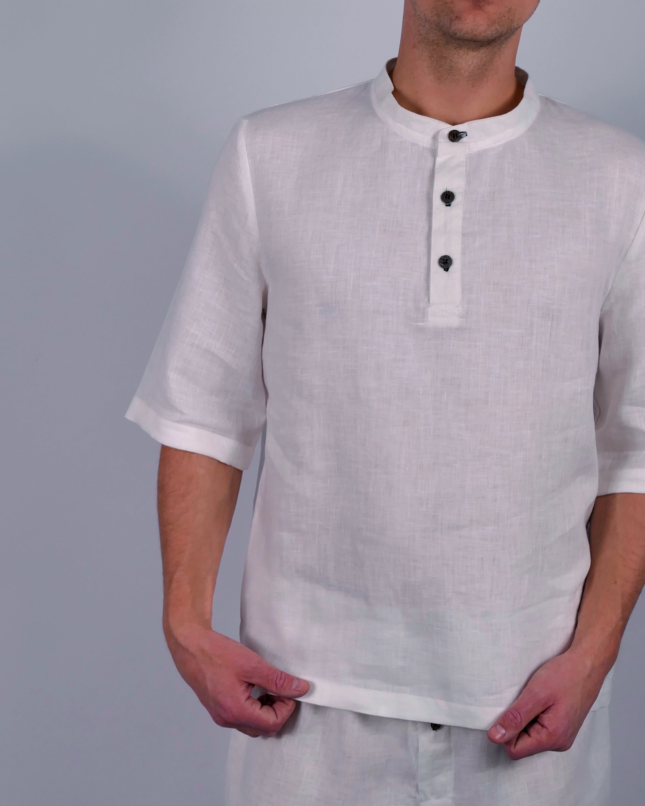Handgemachtes Herren Poloshirt Pyjamateil kurz aus Leinen weiß Poloshirt mit Stehkragen und Kokosknöpfen
