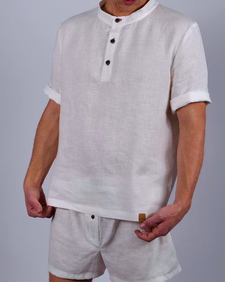 Handgemachter Herren Pyjama kurz aus Leinen weiß Poloshirt mit Stehkragen