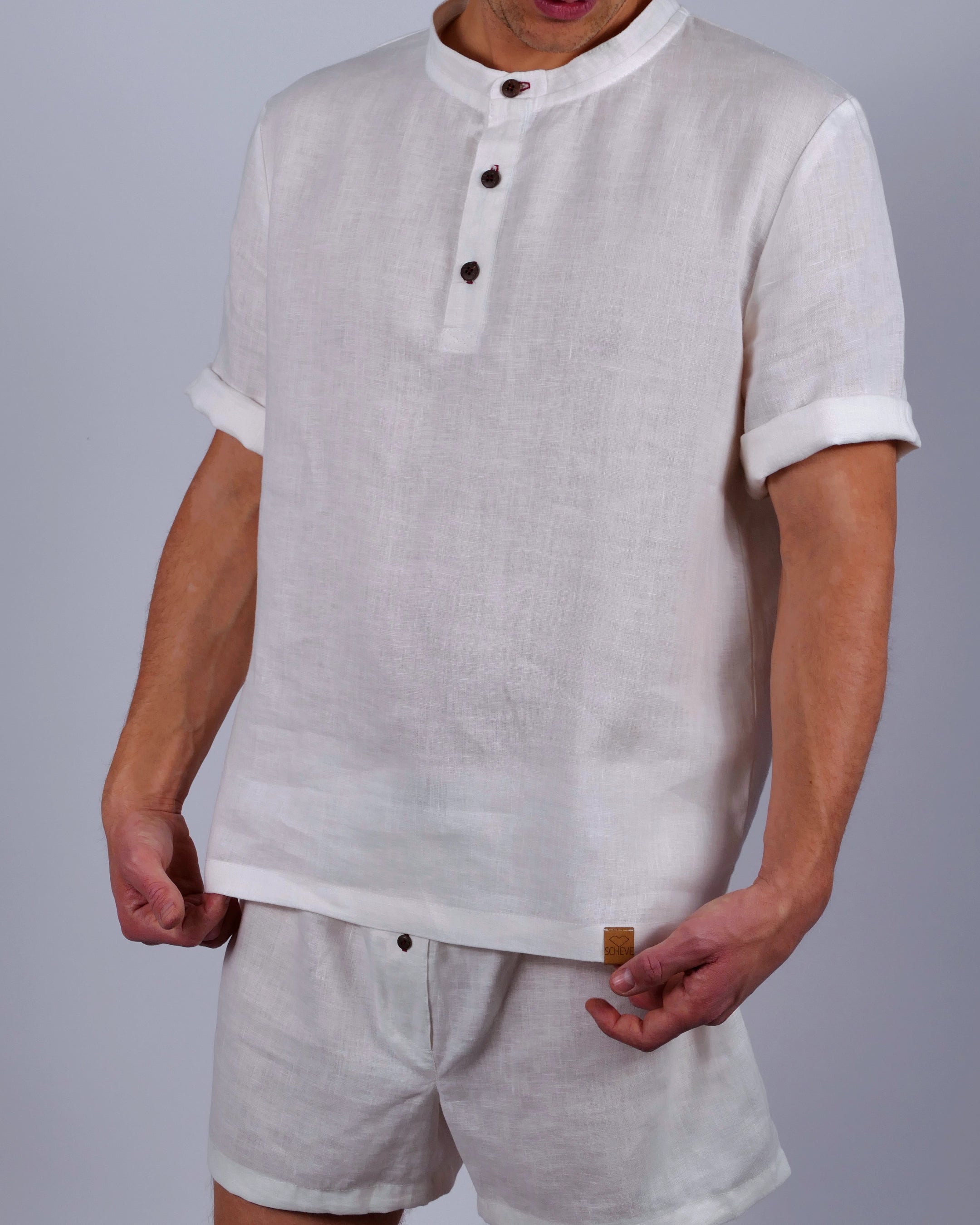 Handgemachter Herren Pyjama kurz aus Leinen weiß Poloshirt mit Stehkragen